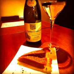 タパス（あめ色玉葱のタルト、季節のポテサラ、レバーペースト、生ハム、イワシのマリネなど）