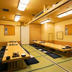 座敷席個室（～36名様）。完全個室でプライベート宴会を！広々としたお座敷席個室には、最大36名様までご着席いただけます。靴を脱いで、足をのばしご宴会を満喫ください。