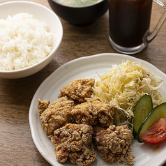 おかわり有◎ボリューム満点定食で大満足！