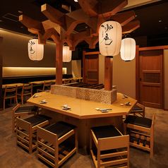 【円卓カウンター】シックなデザインの内装と開放的なムードの中、当店自慢の和酒と絶品料理をお楽しみいただけます。お仲間との語らいに、お一人様やデートでのご利用にも、どうぞお気軽にお立ち寄りください。