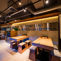 【ゆったりと座れるテーブル席】落ち着いた時間を大切な方と。港町を思わせる温もりのある店内には、ゆったりと座れるテーブル席をご用意しております。ご友人やご家族とのお食事、女子会やちょっとした集まりにもぴったり。にぎやかさの中にも落ち着きがあり、会話を楽しみながらお料理とお酒をじっくり味わえる空間です。