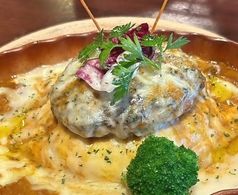 ハンバーグとカレーのオムライスドリア