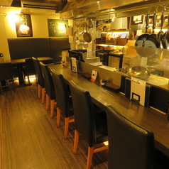 臨場感溢れるカウンター席で当店のコースをご堪能頂けます。カウンター席ではライブ感を楽しみながら豊富なお酒と極上のお肉をお楽しみ下さい。