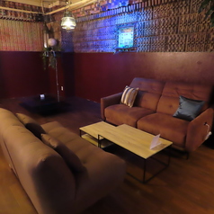 二人掛けのソファをテーブル越しに配置しております