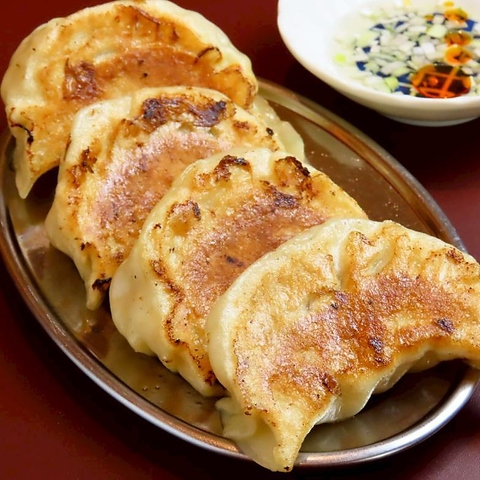 ボリューム満点！食べ応え抜群！カリカリふっくらパリパリ食感【名物】大粒餃子（4個）の写真