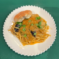 ズワイガニとその味噌の濃厚トマトソースパスタ