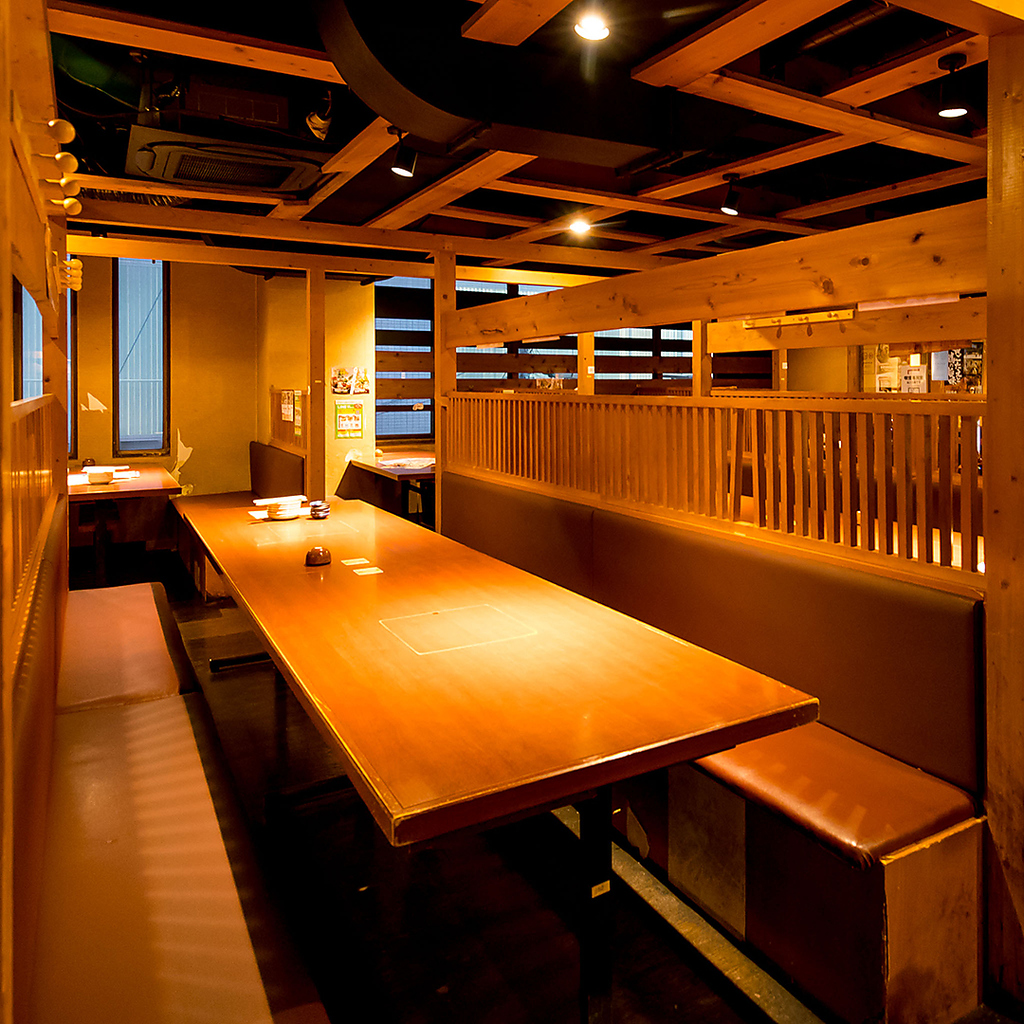 【テーブル席2～10名多数】テーブル席は柱と腰壁で仕切られた個室風★ゆったり食事するなら志な乃亭