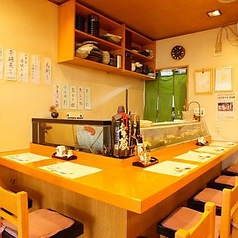 お寿司屋の特等席と言えばカウンター席。おひとりでもお立ち寄りやすい空間になっております。