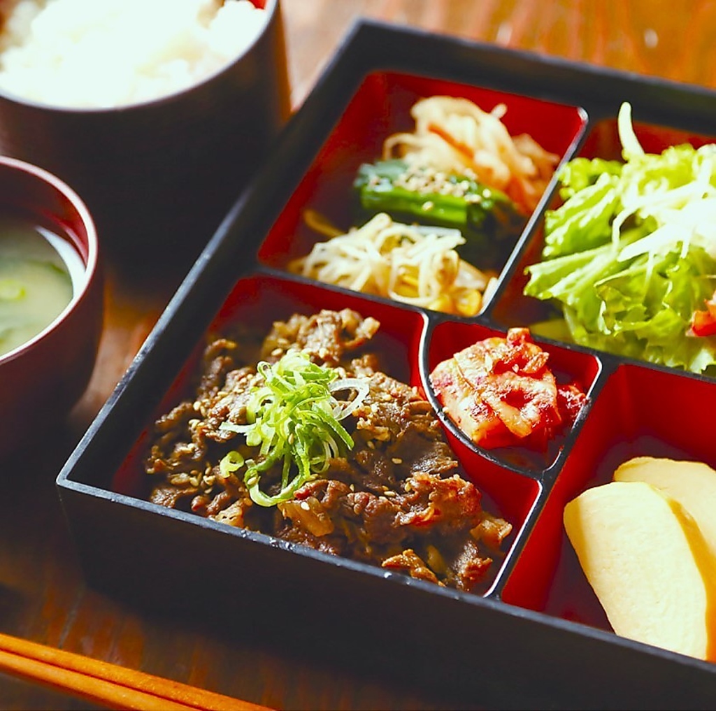 1968年の創業当初より愛されてきたランチメニューの「元祖 焼肉定食」をお試しあれ！