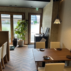 恋人や大切な人との時間をお過ごしいただける２名掛けのテーブル席を2席ご用意しています。テーブルの幅が4名掛けに比べて狭いため2人の距離感が近くなる点が魅力の１つとなっています。ぜひ、デートや記念日、誕生日利用に当店のお料理とこだわりの空間をお楽しみください☆