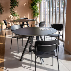 窓側に位置する円卓テーブル席は、3名掛けが2卓あり、日当たり良好で明るく開放的な雰囲気が魅力です。自然光に包まれながらゆったりお過ごしいただけます。丸いテーブルならではの距離感で、会話も弾み、女子会やママ会、記念日にも最適。心地よい空間で、贅沢なひとときをぜひお楽しみください