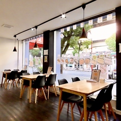 会社の部署単位でのご宴会や、サークルの集まりなどに最適です♪みんなで一つの大きなテーブルを囲めるので、自然と会話も弾みます！