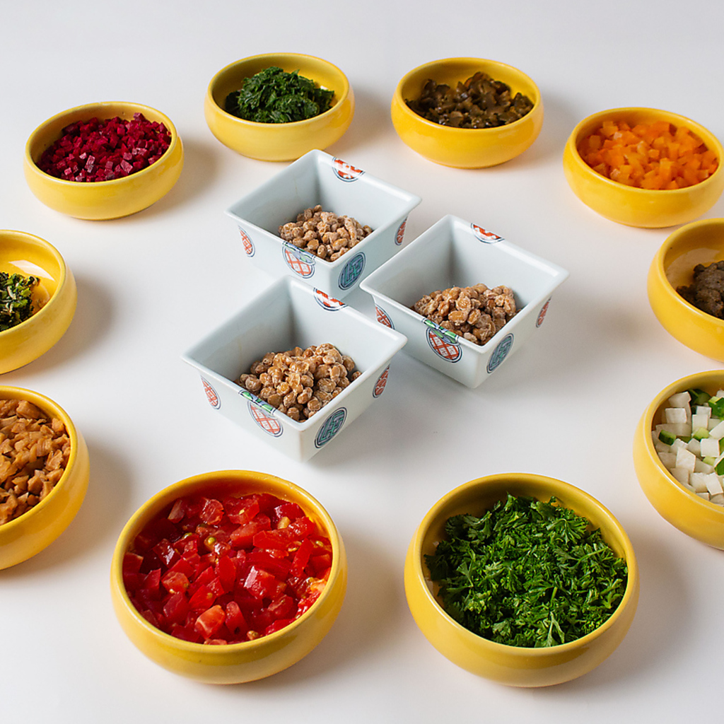 納豆トッピングは自社農場直送野菜など、なんと１０種！お気に入りを見つけてください。