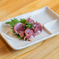 焼き鳥やたたきなど新鮮な鶏肉を使った料理が揃います！
