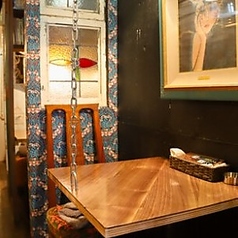 お一人様でも気軽に利用できるテーブル席があり、異国のアンティーク家具とノスタルジーを感じさせる照明が魅力です。癒しの空間で、ストーリー性を感じながら過ごすことができ、きっとお気に入りの場所になるでしょう。心地よい時間を存分にお楽しみください。