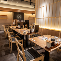 2名掛けテーブルは5席ございます。ゆったりとくつろげる落ち着いた雰囲気です。友人同士で会話するのにぴったり◎