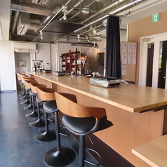 ゆったり感覚でランチにも人気で、後ろの広い窓からは買物公園通りを一望できます。