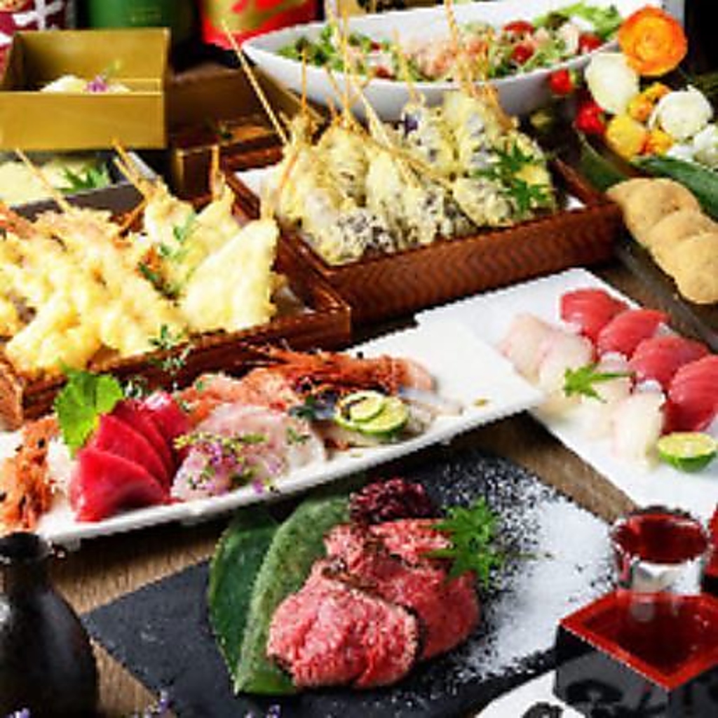本鮪入りの旬魚のお造りや料理長こだわりの天ぷら、コーチンステーキ等が堪能できる豪華コースも。