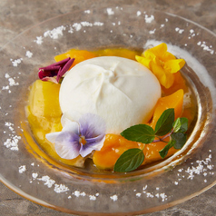 ブッラータチーズと季節の果物のカプレーゼ