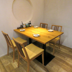 【テーブル席】開放的で落ち着いた空間のテーブル席。木のぬくもりが感じられる店内です。