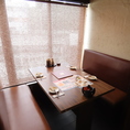 落ち着いた雰囲気の店内にはBOX席をご用意しております。周りのお席とは離れておりますので、個室でなくてもゆったりとご宴会をお楽しみいただけます。ぜひかまどかで素敵な宴会のひと時をお過ごしください♪予約受付中！