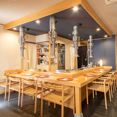 当店のお席は、料理人との距離が近いカウンター8席のみをご用意しております◎料理に込められた思いも、店主自らの言葉で紡がれ、炭火の香りや音までも楽しみながら、目の前で料理が完成していく劇場型のもてなしが体験できる空間です♪五感に響く料理の数々を、一期一会の「おまかせコース」でぜひご堪能ください◎