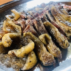 自慢の地鶏もも焼き(骨付き・レア焼き)