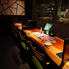 オープンキッチンの前、ゆったりとお過ごしいただけるカウンター席です。