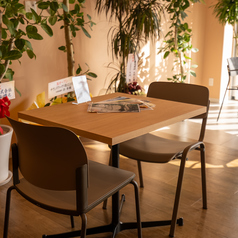 店内には2名掛けのテーブル席が2卓あり、カップルや友人同士での利用にぴったりな落ち着いた空間をご用意しています。イタリアンの本格パスタや焼き立てピザ、さらに手作りクレープなど、豊富なメニューをゆったりと味わえます。記念日やちょっとした特別な時間にも最適な、心地よいテーブル席です。