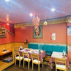 当店のテーブル席は少人数から大人数まで対応可能です。カジュアルな普段使いはもちろん、4名様までご利用可能な個室もございますので、プライベートな会食にもご利用いただけます♪ご友人との食事や、仕事帰りのディナー、ご家族との団らんなど様々なシーンに合わせてお席をご案内いたしますのでお気軽にご相談ください♪