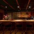 ライブ感溢れる洗練されたカウンター席は、大切な方との美味しいお料理を共有したいデートにも最適です。都会の喧騒を忘れさせる落ち着いた空間で、心に残る贅沢な時間をお楽しみください。