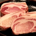 豚肉の旨みと柔らかさを味わえる、40日熟成ウェットエイジングポーク使用！厳選食材を職人技で丁寧に1枚づつ仕上げます。