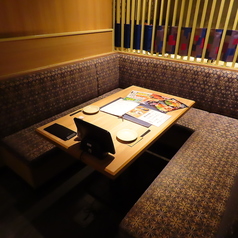 【大きな窓から景色も楽しめる広々お席】窓際テーブル席は接待での利用にもおすすめ。ご家族でのご利用ならお子様も喜ぶこと間違いなし！