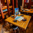 木製のテーブルと丸椅子が特徴の団体様向けお席。温かみのある木の内装が落ち着いた雰囲気を演出してくれます。ゆったりとお話を楽しめるようなテーブルの設計になっているため、お友達や会社の飲み会などでも最適。テーブルの配置も自由にできるため、人数様に合わせてご案内します！