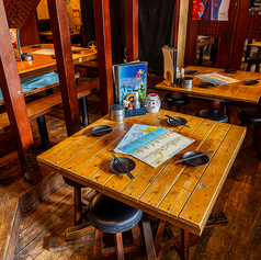 木製のテーブルと丸椅子が特徴の団体様向けお席。温かみのある木の内装が落ち着いた雰囲気を演出してくれます。ゆったりとお話を楽しめるようなテーブルの設計になっているため、お友達や会社の飲み会などでも最適。テーブルの配置も自由にできるため、人数様に合わせてご案内します！