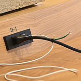 カウンター席には１名様ずつのコンセント設置。　スマホやPCの作業をしながらのカフェ利用も安心です。