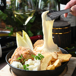 若鶏のフライドチキンを、にょーんと延びるチーズと絡めて♪話題のパネチキンなどチーズ料理を満喫！