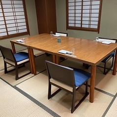 2名様から4名様でご利用できるテーブル個室です。完全個室でテーブルも大きいので、ゆったりとお食事を楽しむことができます。
