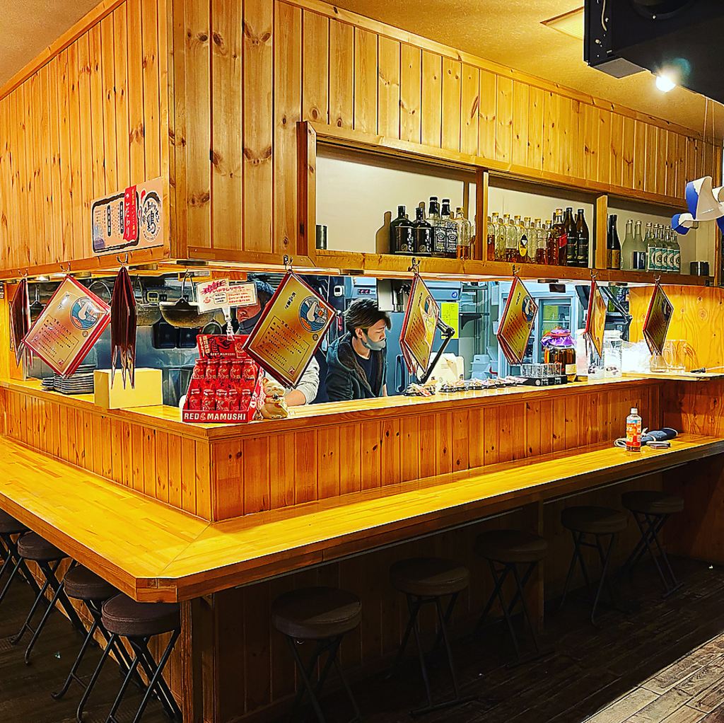 お仕事終わりのサク飲みやデートにもおすすめなカウンターのお席は明るい雰囲気で人気があります。