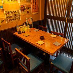 少人数でも気軽に使えるテーブル席