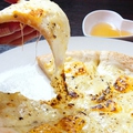 料理メニュー写真 4種のチーズの蜂蜜ピッツァ