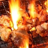 炭火の遠赤外線効果で、美味しい軍鶏の肉汁を逃がさず、ジューシーに焼き上げます。炭焼きの香ばしさと濃縮された旨みが特徴。「軍鶏くわ炭火焼土佐備長炭」は、年々貴重な炭となってきています。温暖な地方の海岸部から山の斜面に生える「うばめがし(馬目樫)」を炭材として使用しています☆