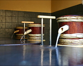 信楽焼の壺浴槽に、地元金沢の老舗酒造『福光屋』様から直送された純米酒を投入し、千倍に希釈したまろやかな湯です。清浄効果、保湿効果、保温効果、リラックス効果に優れ美肌にも最適です。天然温泉と純米酒風呂を交互に入浴することにより、その相乗効果で寒い時期に特に保温効果が持続します。