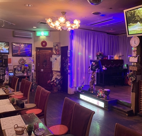 歌って楽しめるカラオケバー