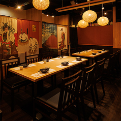 ［4～6名様］和の情緒が漂う空間。落ち着いた照明と洗練された木の質感が織り成す上質な設えは、特別な集いの席にもふさわしい格式を演出。粋と静謐が調和する、上質なひとときをご提供致します。