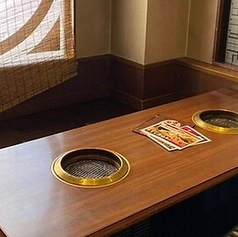 【掘りごたつ個室:6名様×1席】他のお客様の目を気にすることなく過ごせるプライベートな空間は、普段のお食事会から特別なお集まりまで、幅広いシーンで居心地よくご利用いただけます。足元をゆったりと伸ばせる掘りごたつ仕様となっておりますので、長時間の滞在でも快適にお過ごしいただけます。