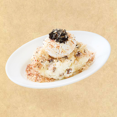 いぶりがっこと黒とびっ子のトロたまポテサラ