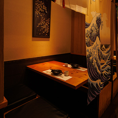 ［2～4名様］名画「神奈川沖浪裏」をはじめとした粋な和柄の暖簾で仕切られ、趣きある特別感を演出した半個室。間接照明が穏やかに照らす空間には静けさが漂い、心安らぐひとときをお届けします。