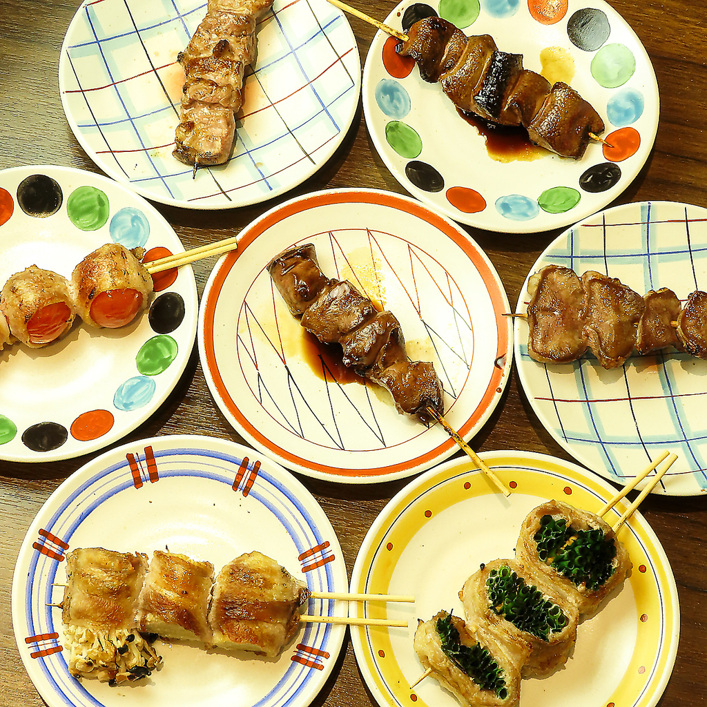 香ばしく焼き上げたジューシーなやきとんが勢ぞろい。どれから食べるか迷う楽しさも満載です。