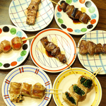 香ばしく焼き上げたジューシーなやきとんが勢ぞろい。どれから食べるか迷う楽しさも満載です。